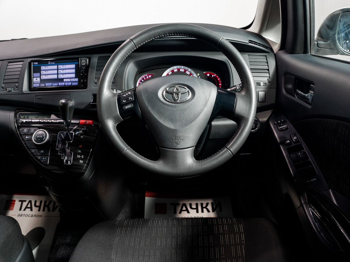 Toyota Isis 2011 - фото автомобиля