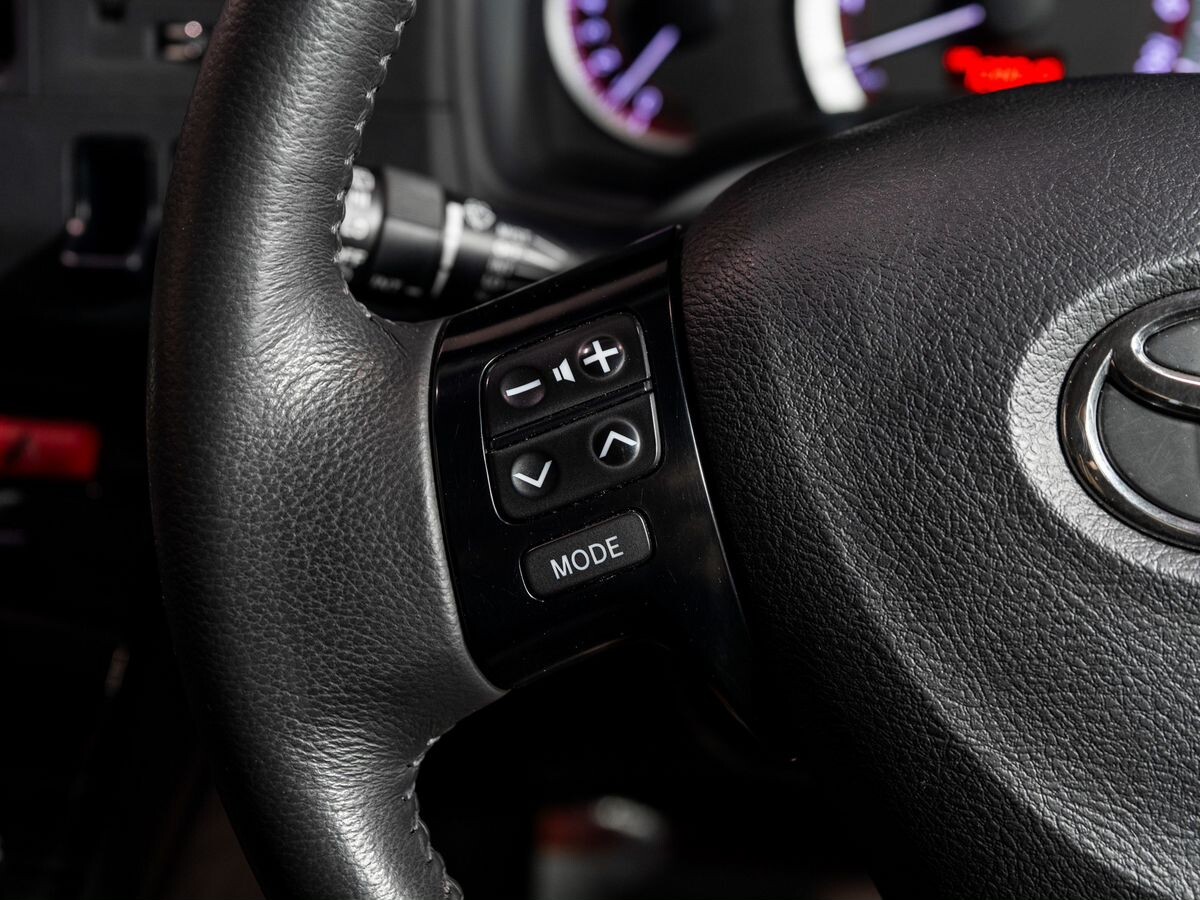 Toyota Isis 2011 - фото автомобиля