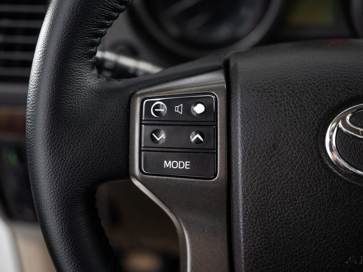 Toyota Land Cruiser Prado 2010 - фото автомобиля