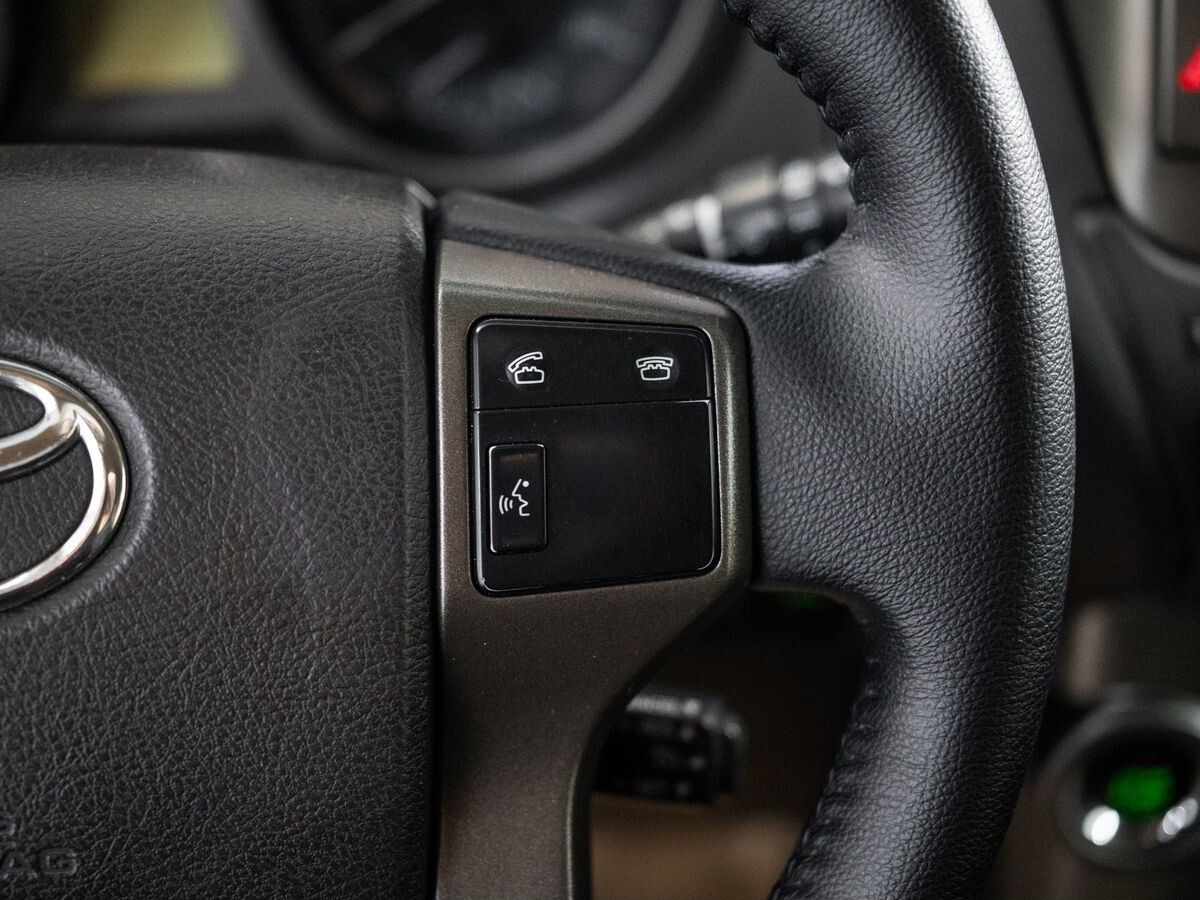 Toyota Land Cruiser Prado 2010 - фото автомобиля