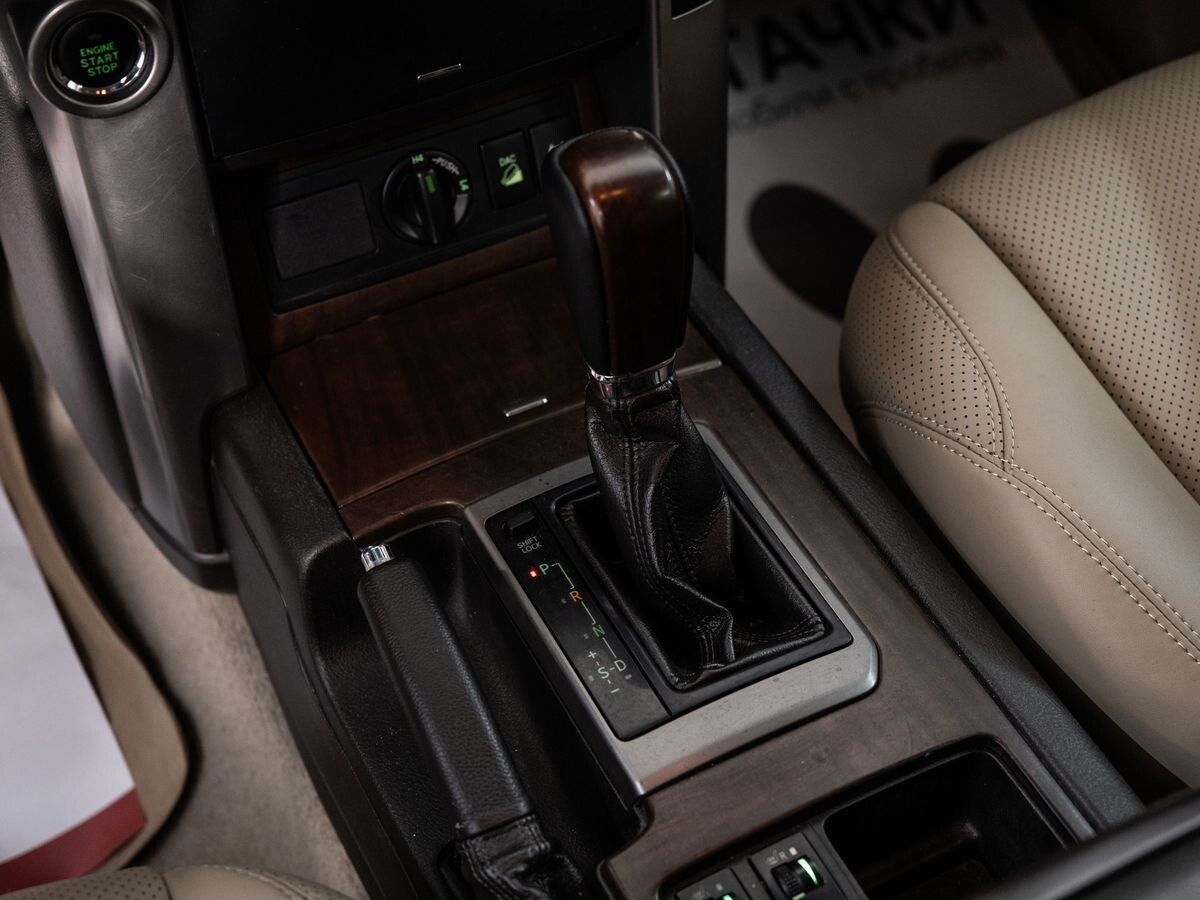 Toyota Land Cruiser Prado 2010 - фото автомобиля