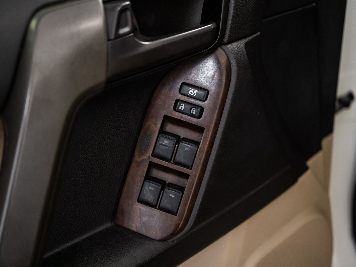 Toyota Land Cruiser Prado 2010 - фото автомобиля