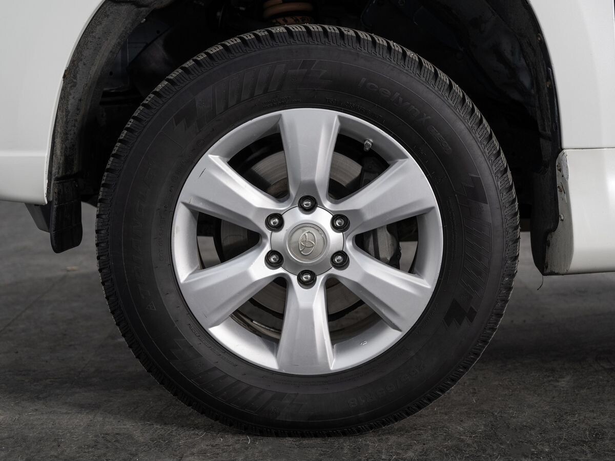Toyota Land Cruiser Prado 2010 - фото автомобиля