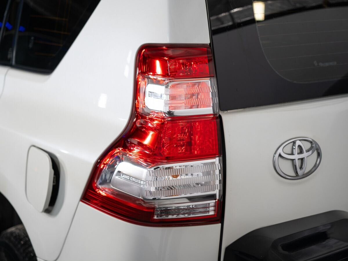 Toyota Land Cruiser Prado 2010 - фото автомобиля