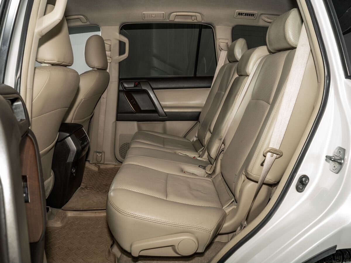 Toyota Land Cruiser Prado 2010 - фото автомобиля
