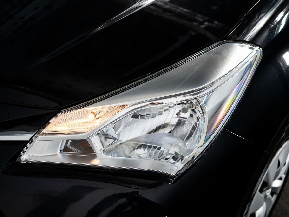 Toyota Vitz 2017 - фото автомобиля