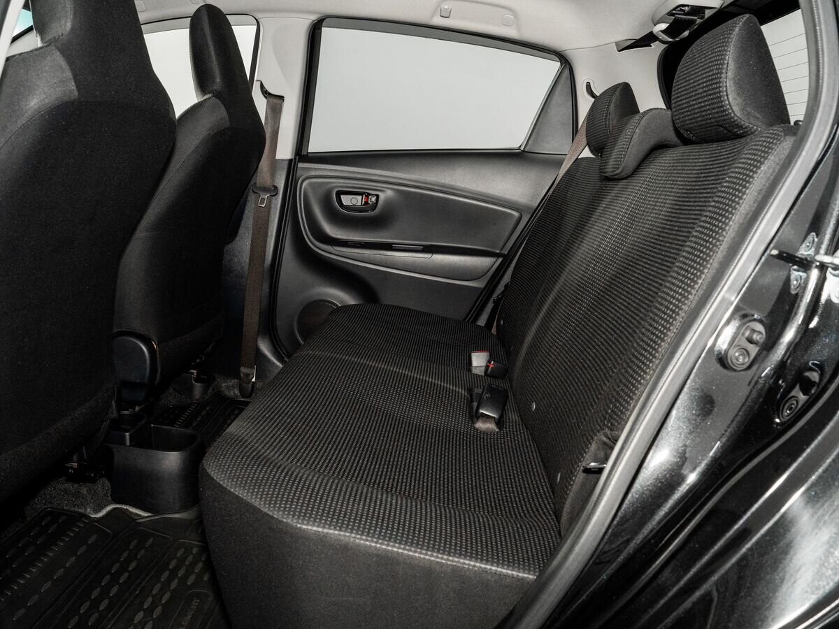 Toyota Vitz 2017 - фото автомобиля