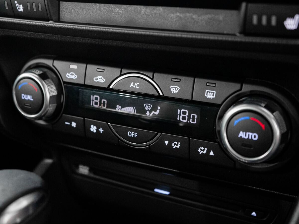 Mazda Axela 2018 - фото автомобиля