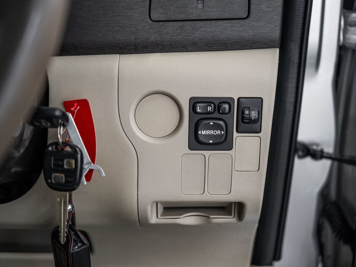 Toyota Passo Sette 2009 - фото автомобиля
