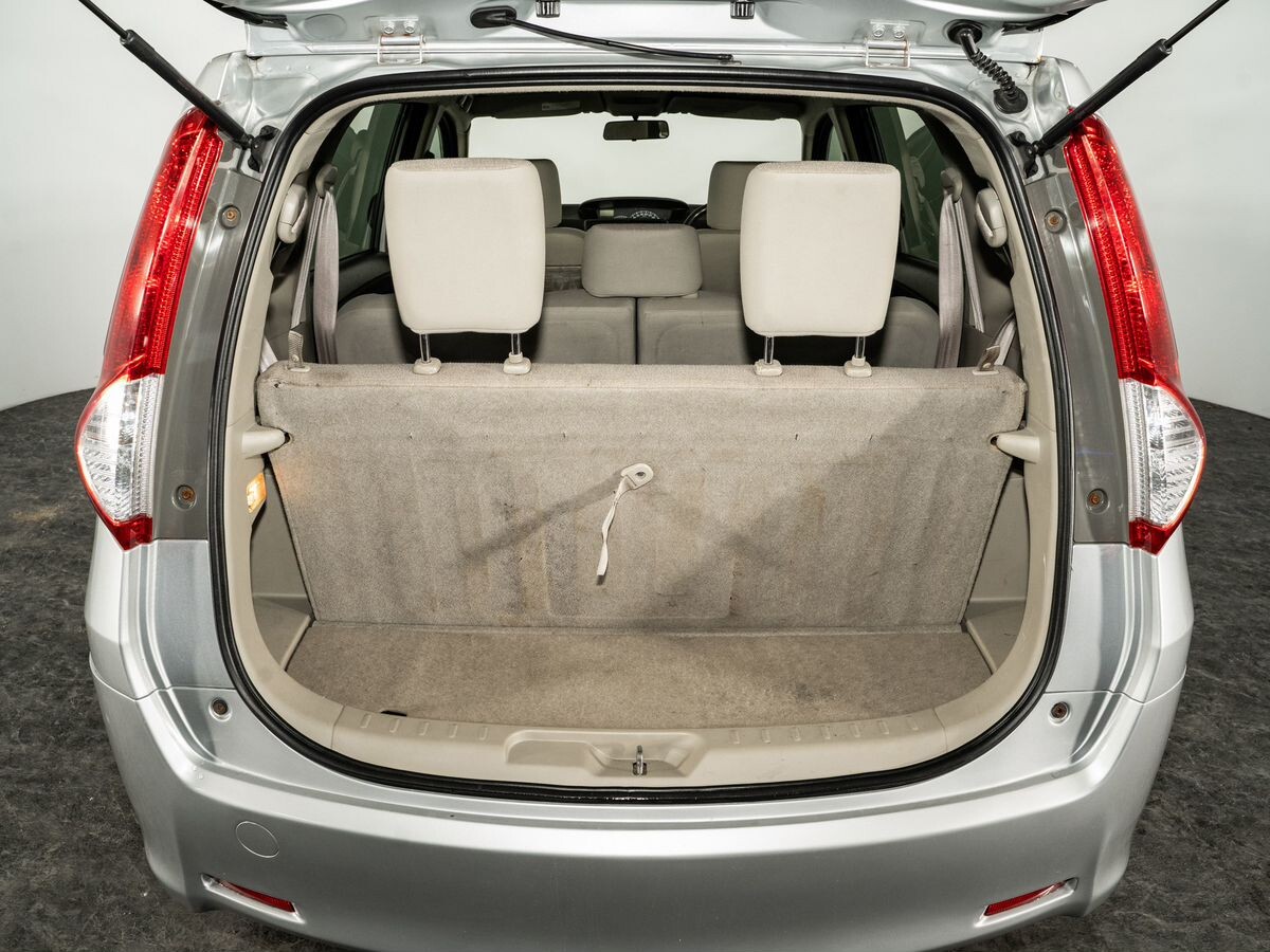 Toyota Passo Sette 2009 - фото автомобиля
