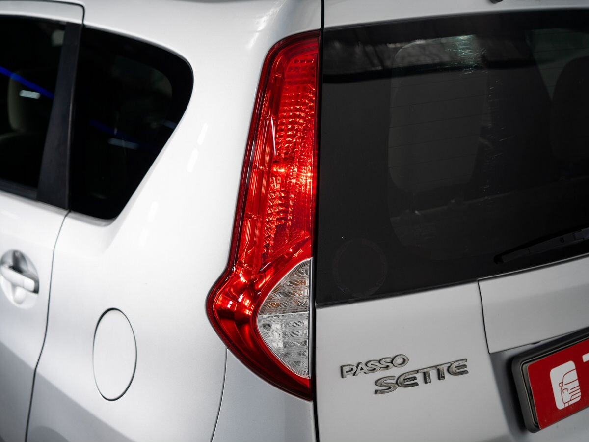 Toyota Passo Sette 2009 - фото автомобиля