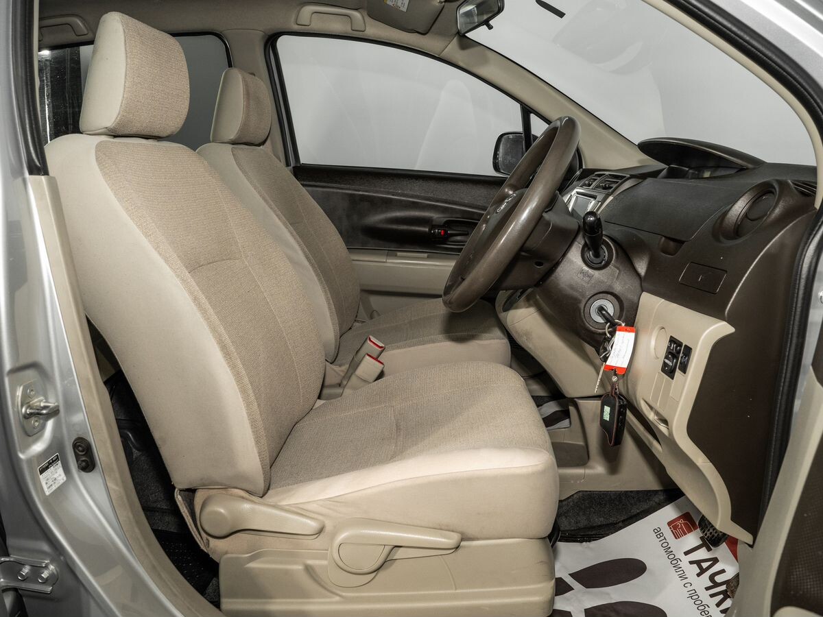 Toyota Passo Sette 2009 - фото автомобиля