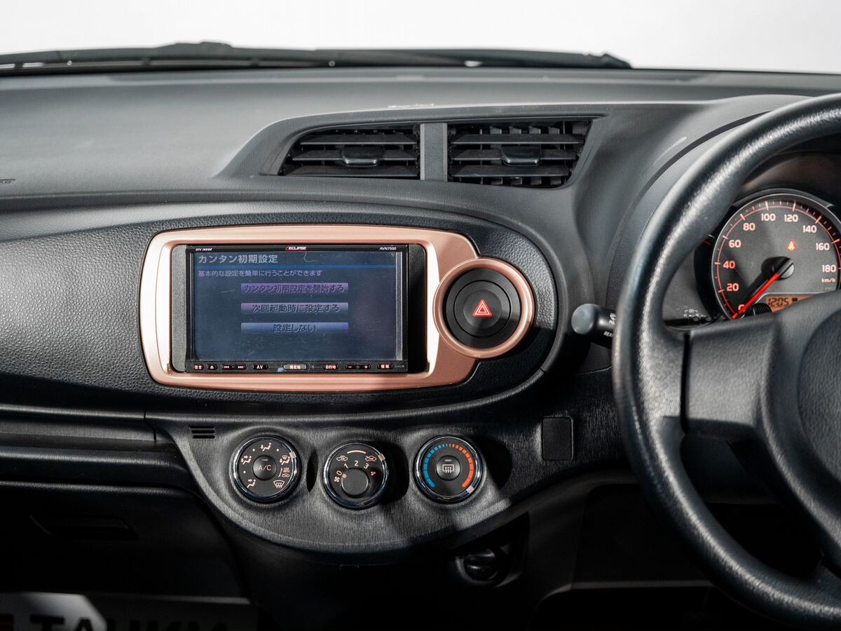 Toyota Vitz 2013 - фото автомобиля