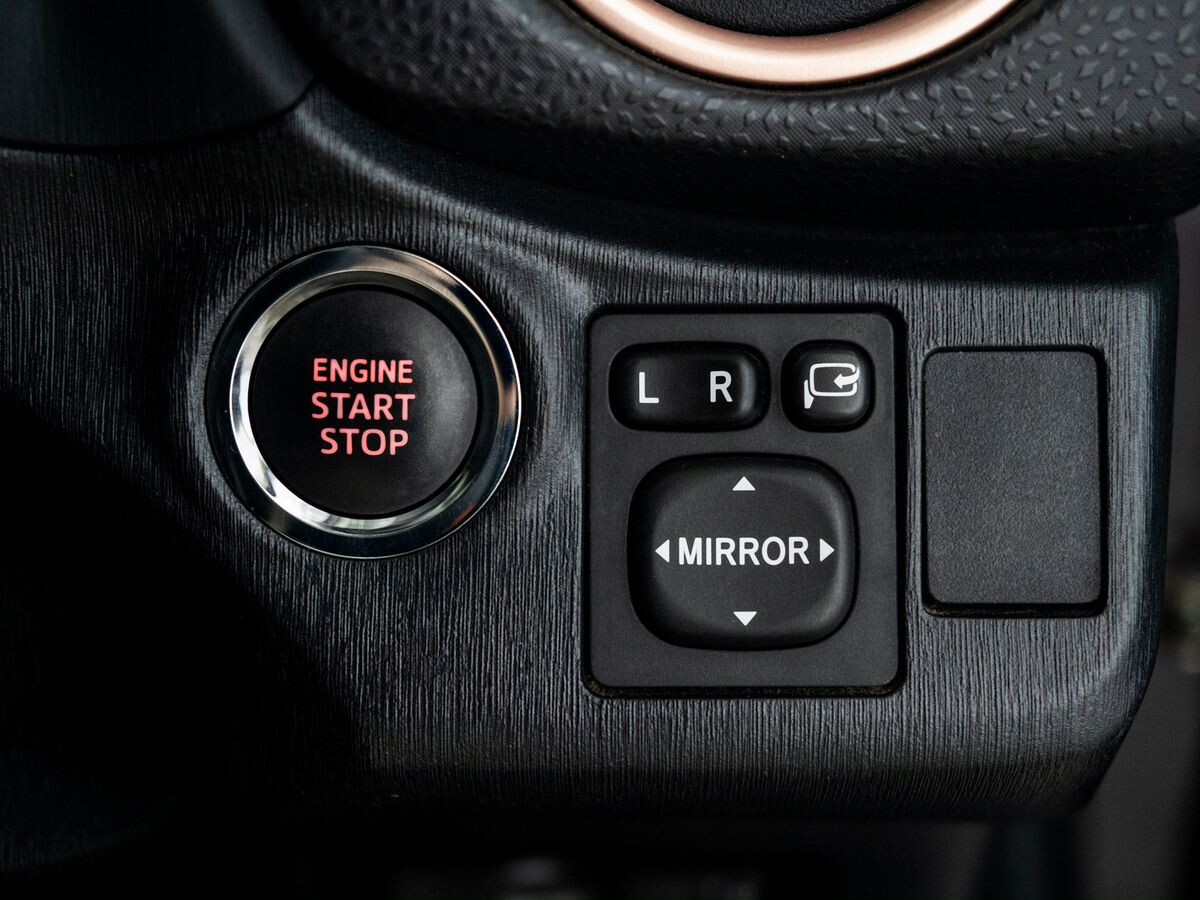 Toyota Vitz 2013 - фото автомобиля