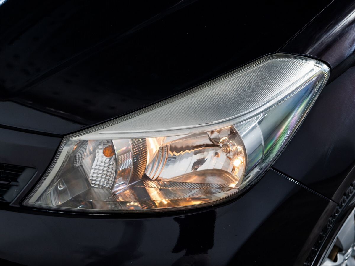 Toyota Vitz 2013 - фото автомобиля