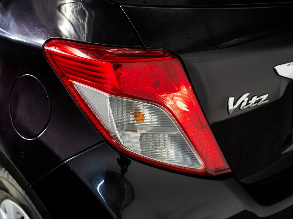 Toyota Vitz 2013 - фото автомобиля