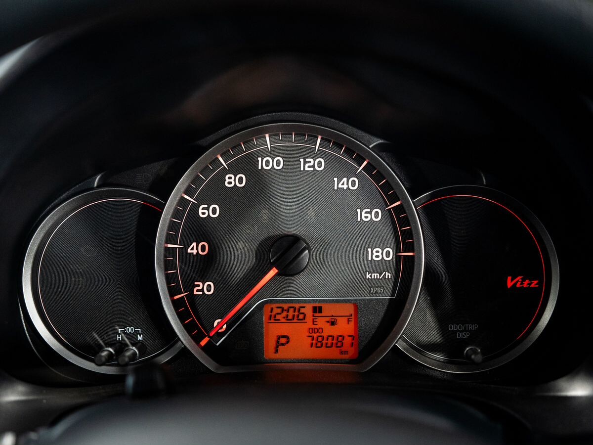 Toyota Vitz 2013 - фото автомобиля