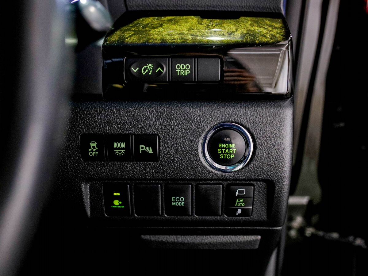 Toyota Vellfire 2013 - фото автомобиля