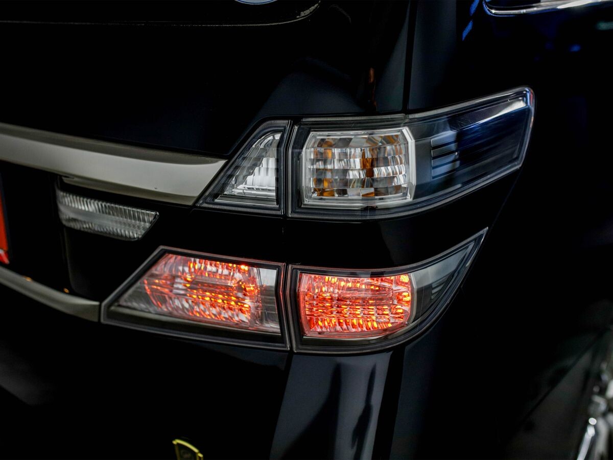 Toyota Vellfire 2013 - фото автомобиля