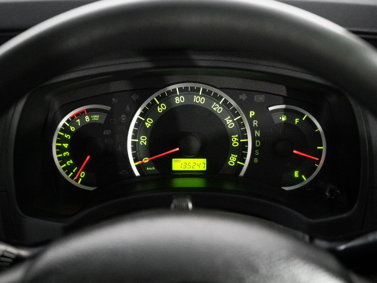 Toyota Isis 2012 - фото автомобиля