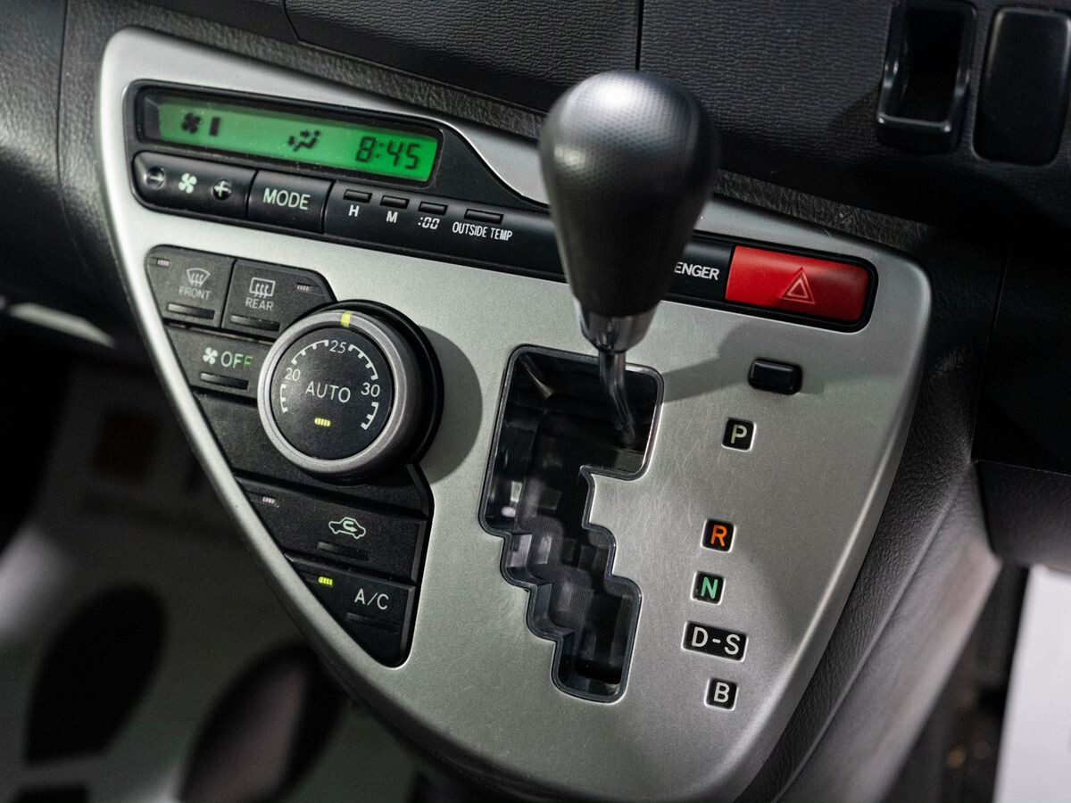 Toyota Isis 2012 - фото автомобиля