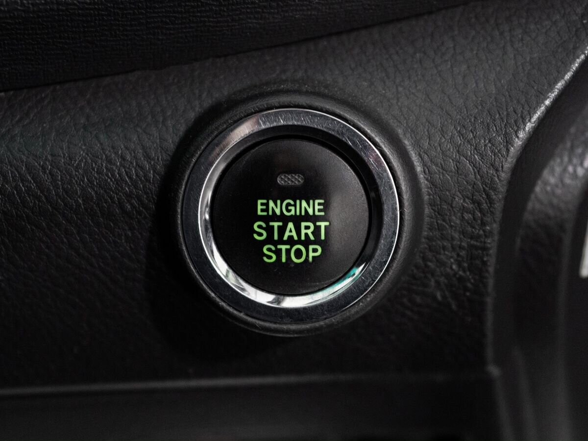 Toyota Isis 2012 - фото автомобиля