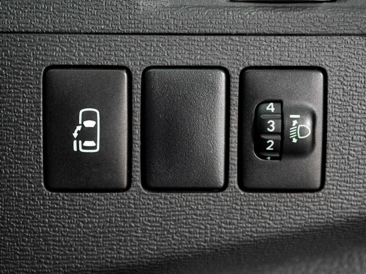 Toyota Isis 2012 - фото автомобиля