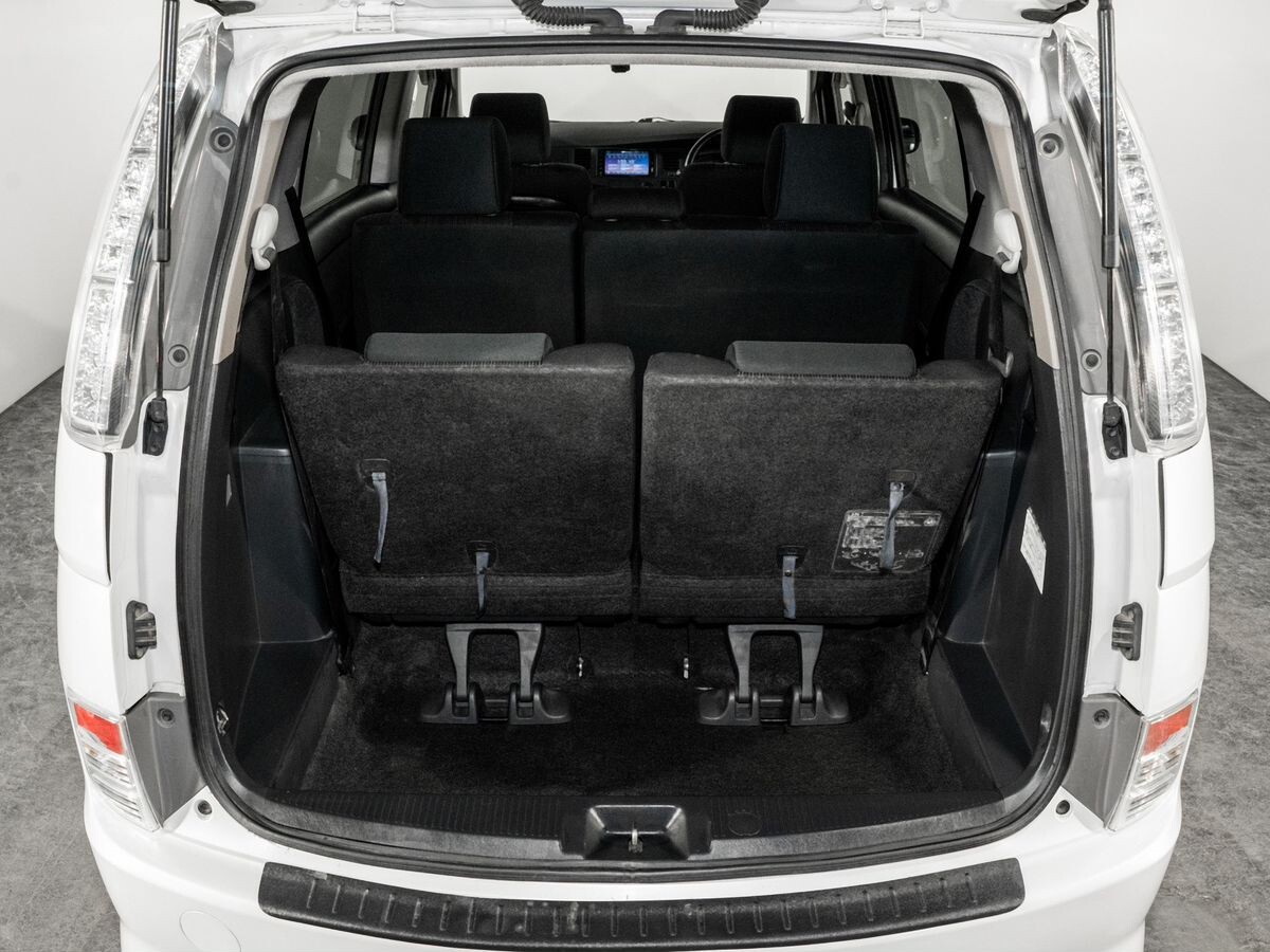 Toyota Isis 2012 - фото автомобиля