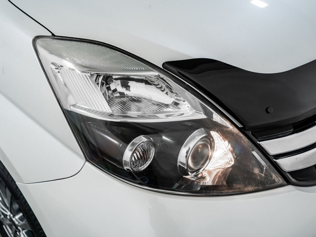 Toyota Isis 2012 - фото автомобиля