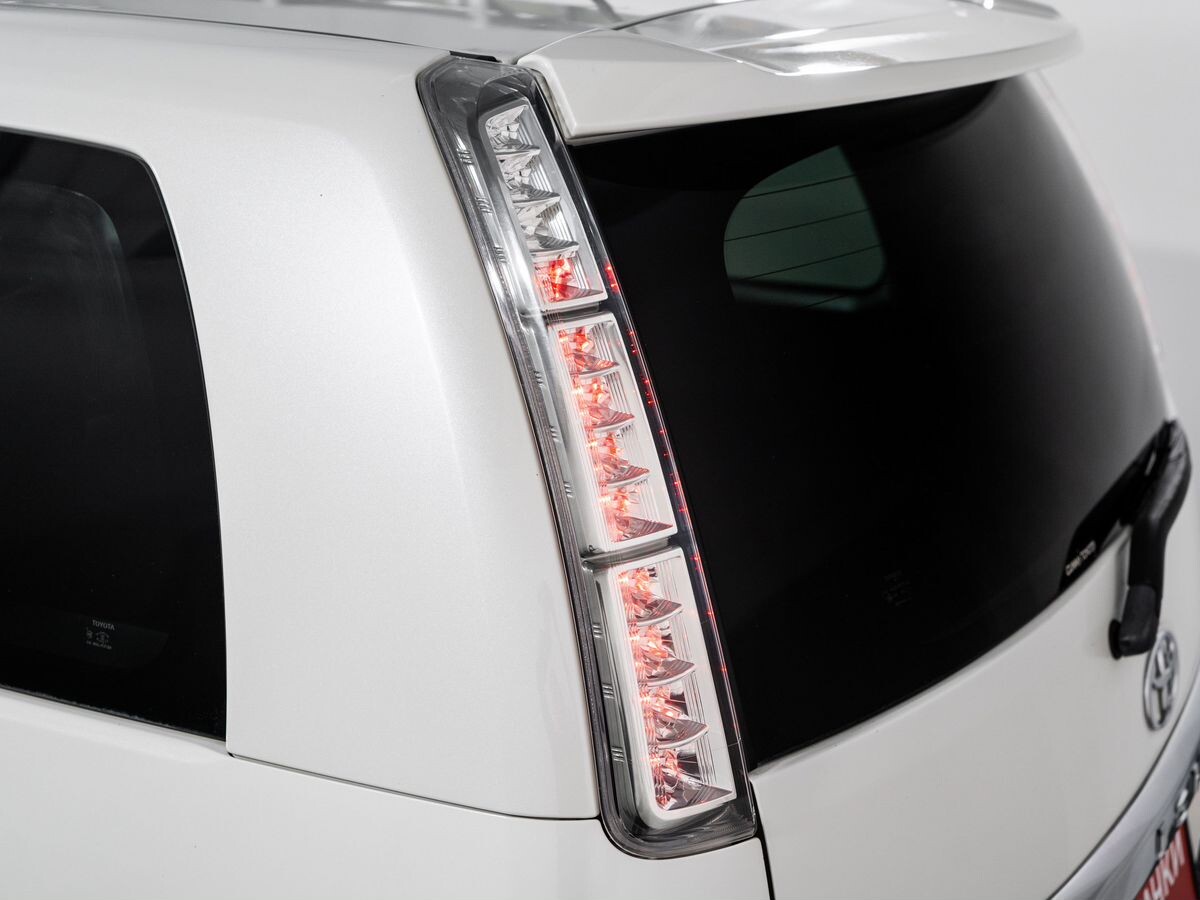 Toyota Isis 2012 - фото автомобиля