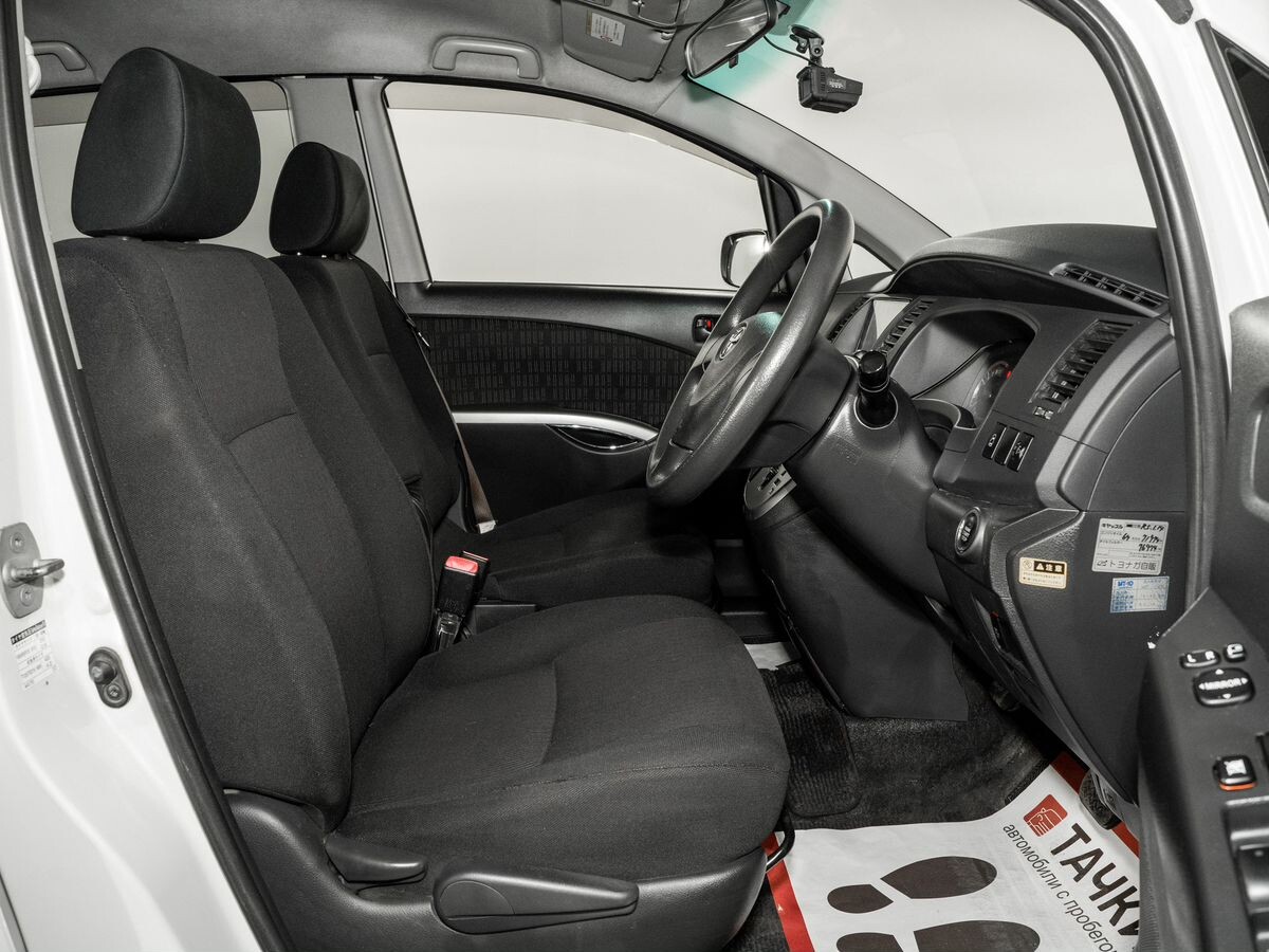 Toyota Isis 2012 - фото автомобиля