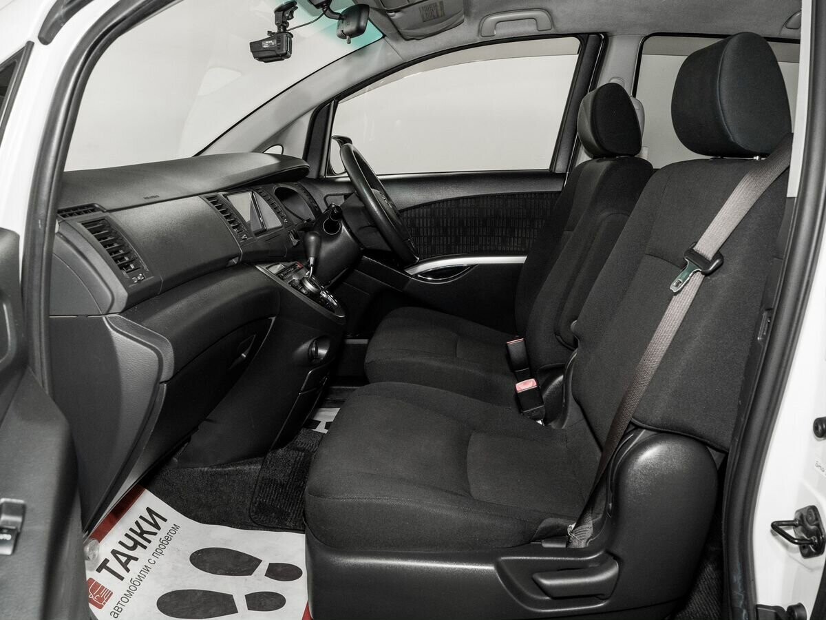Toyota Isis 2012 - фото автомобиля