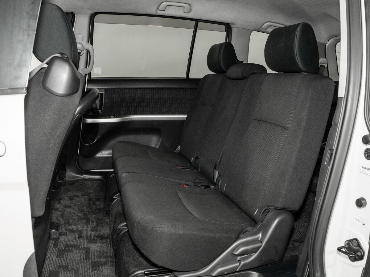 Toyota Isis 2012 - фото автомобиля