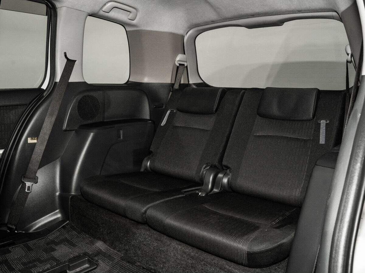 Toyota Isis 2012 - фото автомобиля
