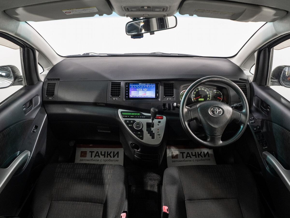 Toyota Isis 2012 - фото автомобиля