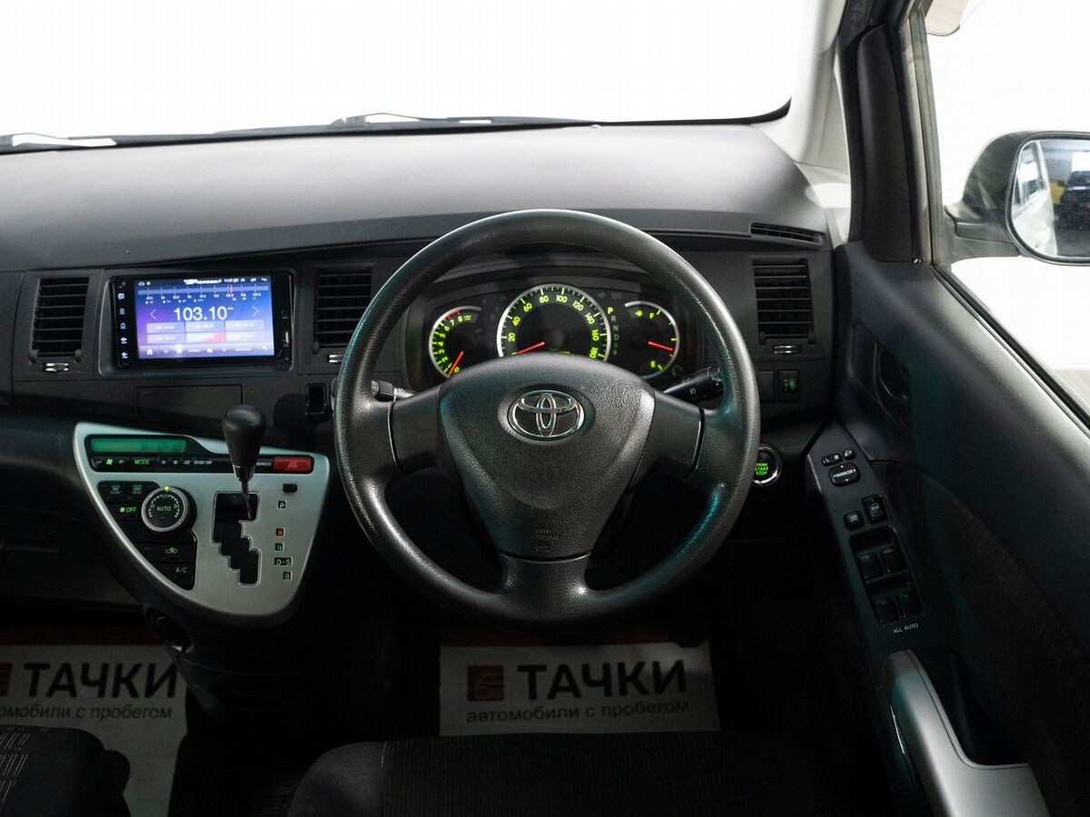 Toyota Isis 2012 - фото автомобиля