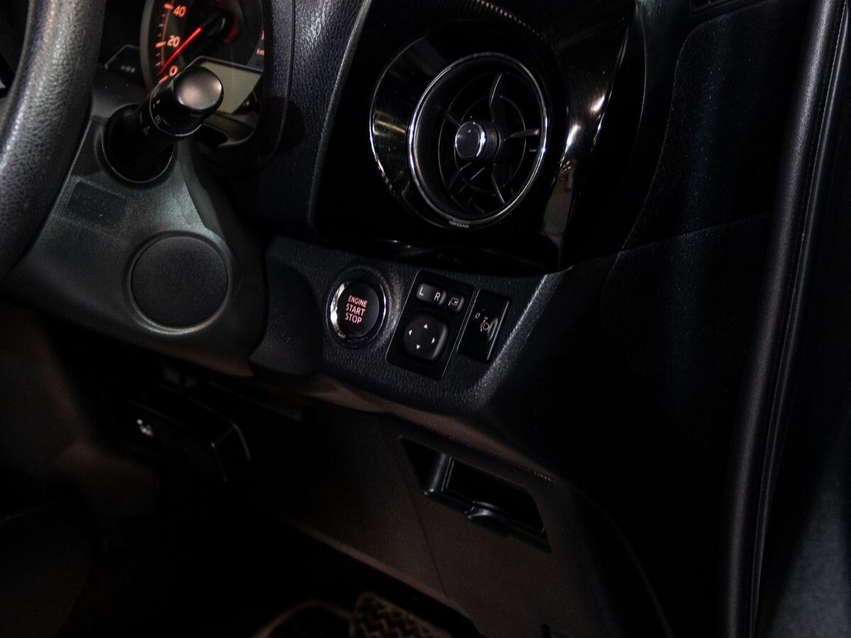 Toyota Vitz 2017 - фото автомобиля