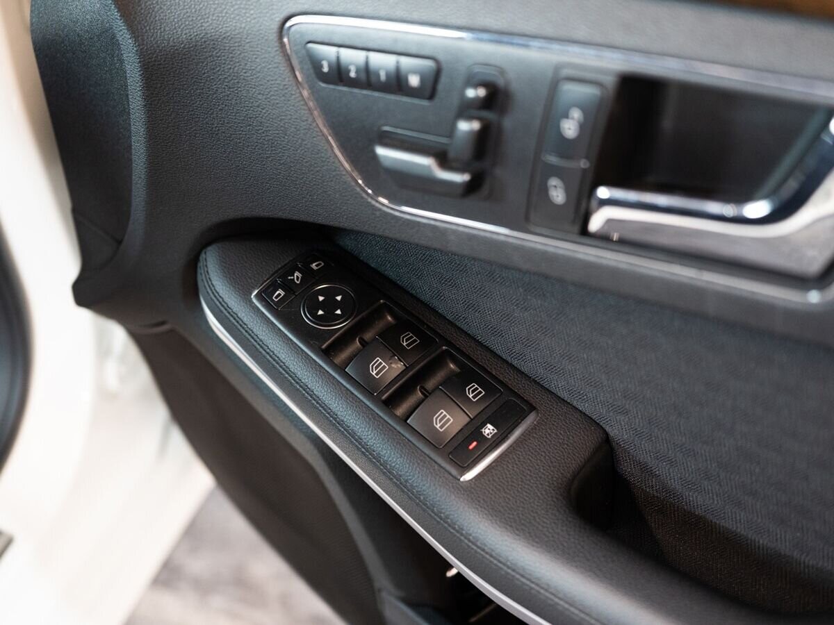 Mercedes-Benz E-Класс 2011 - фото автомобиля