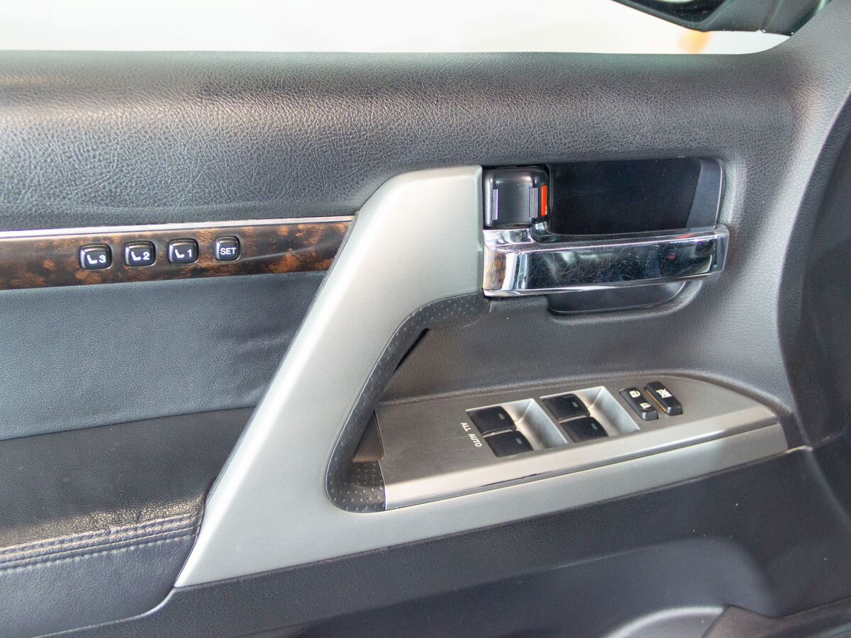 Toyota Land Cruiser 2013 - фото автомобиля