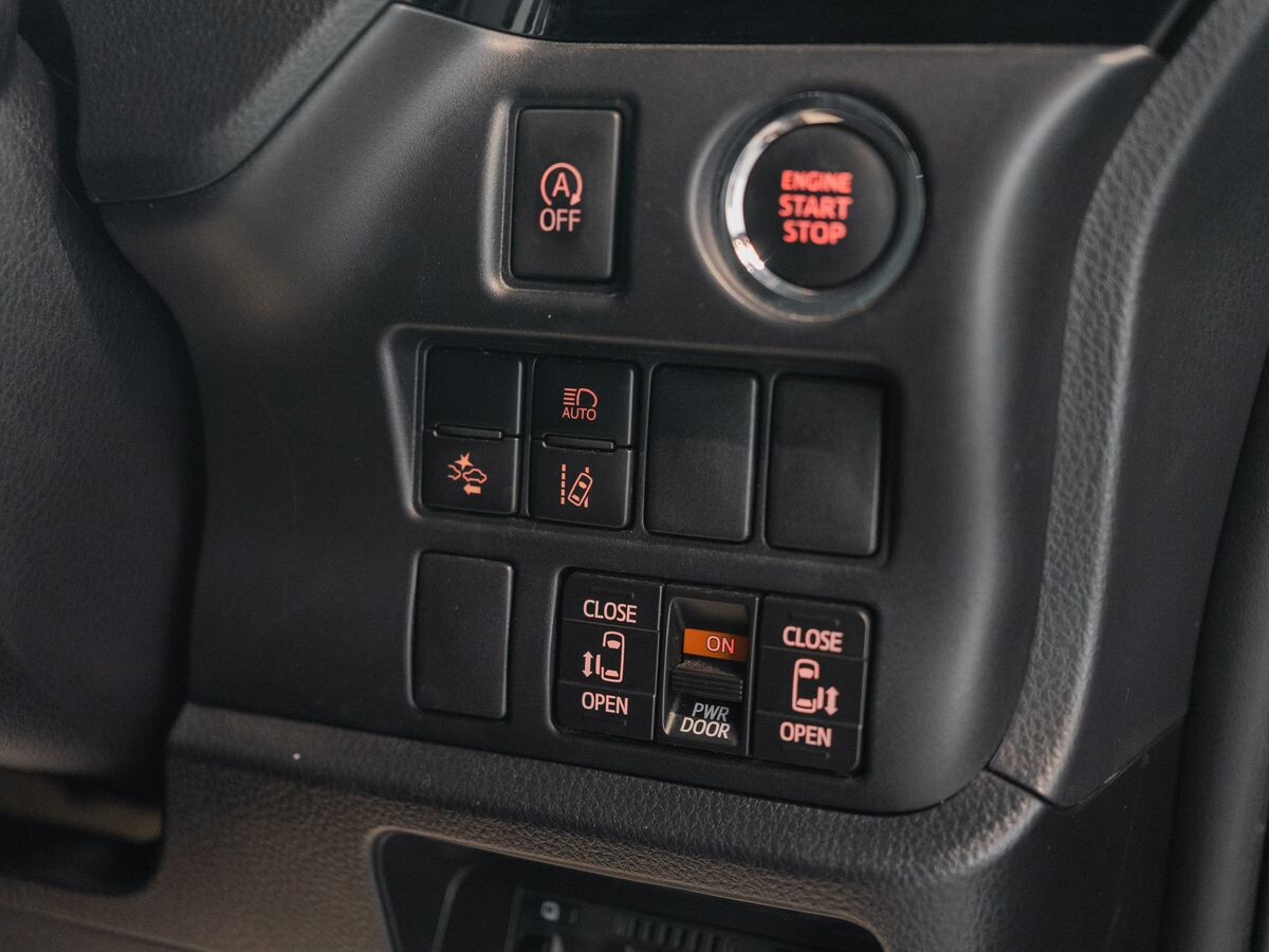 Toyota Noah 2019 - фото автомобиля