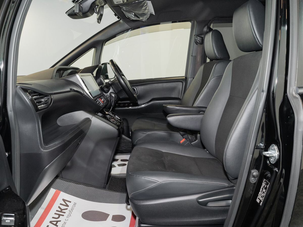 Toyota Noah 2019 - фото автомобиля