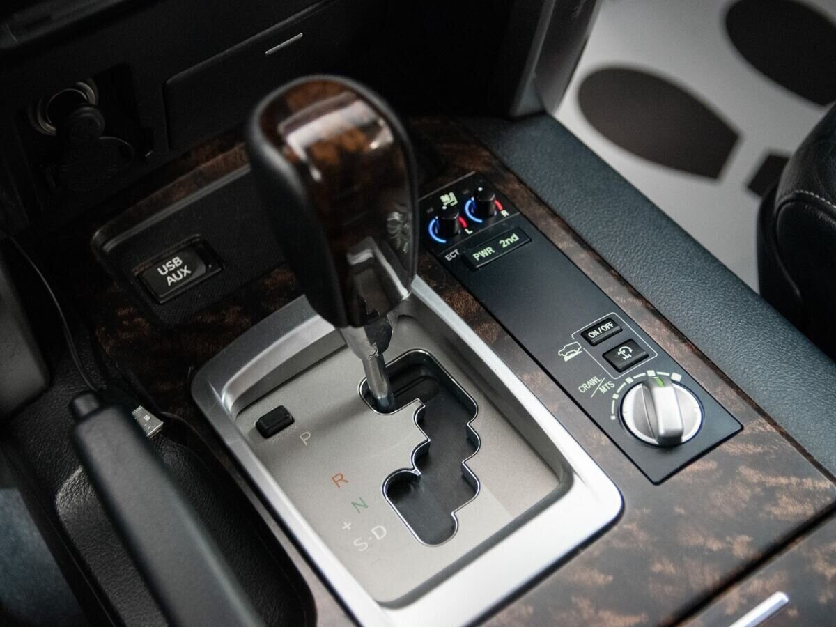 Toyota Land Cruiser 2012 - фото автомобиля