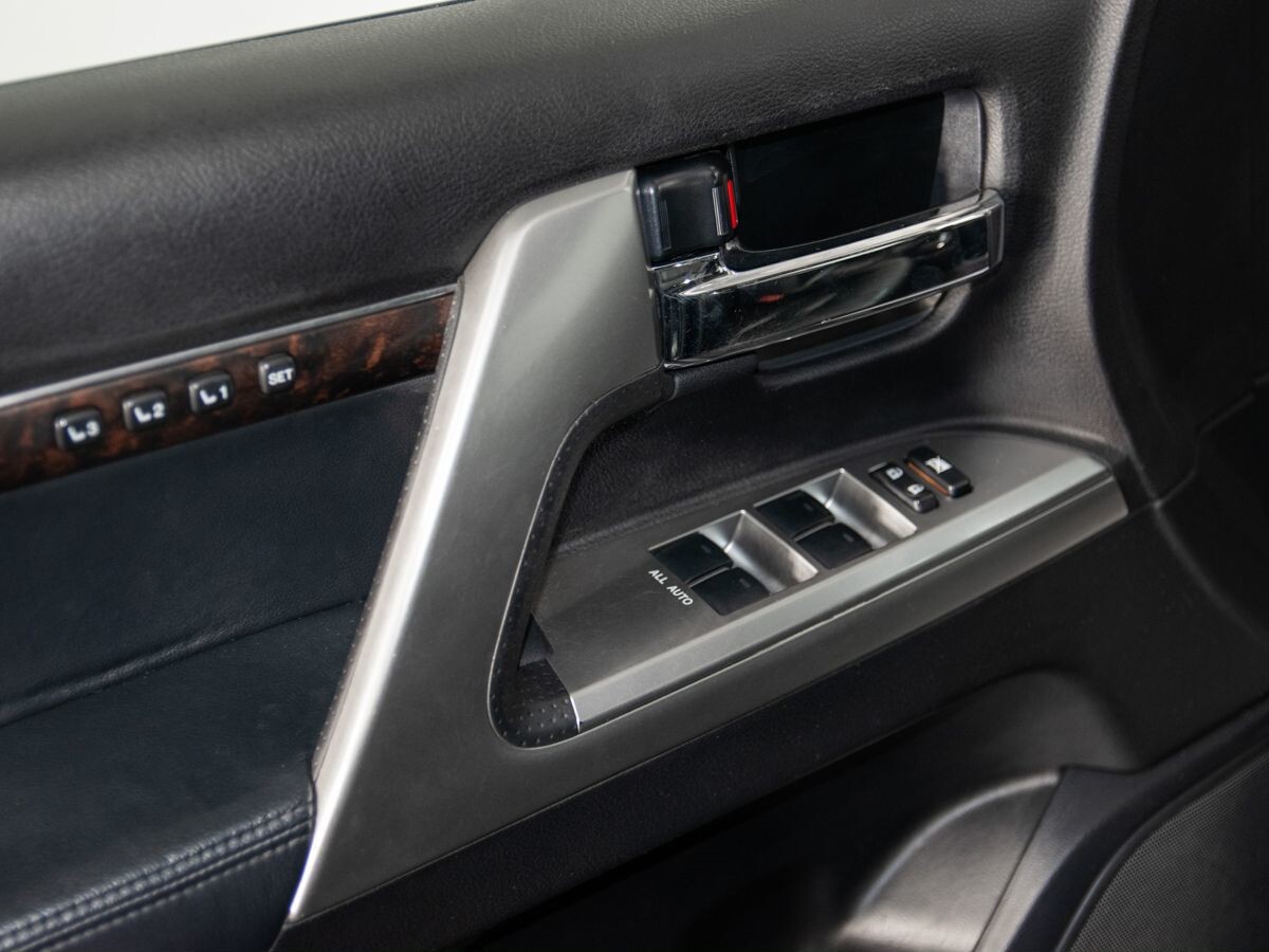 Toyota Land Cruiser 2012 - фото автомобиля