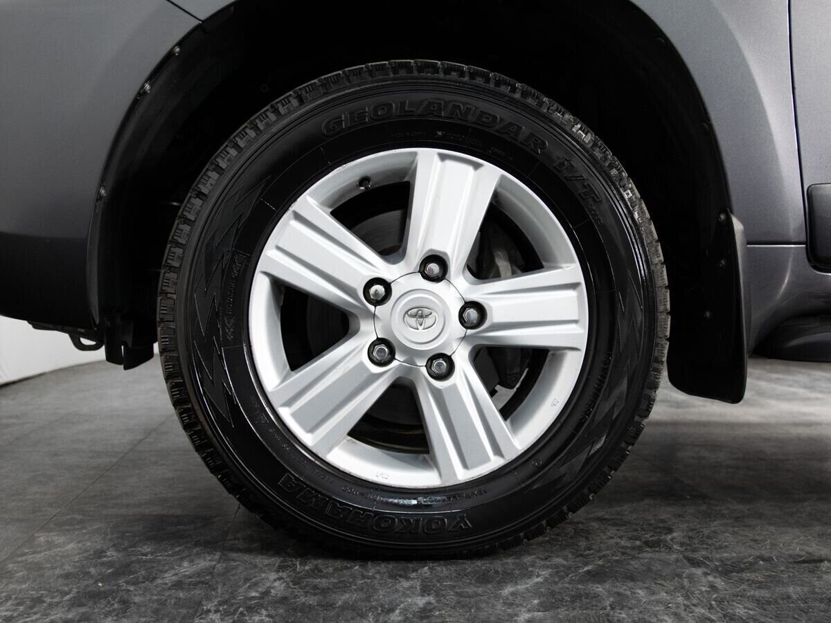 Toyota Land Cruiser 2012 - фото автомобиля