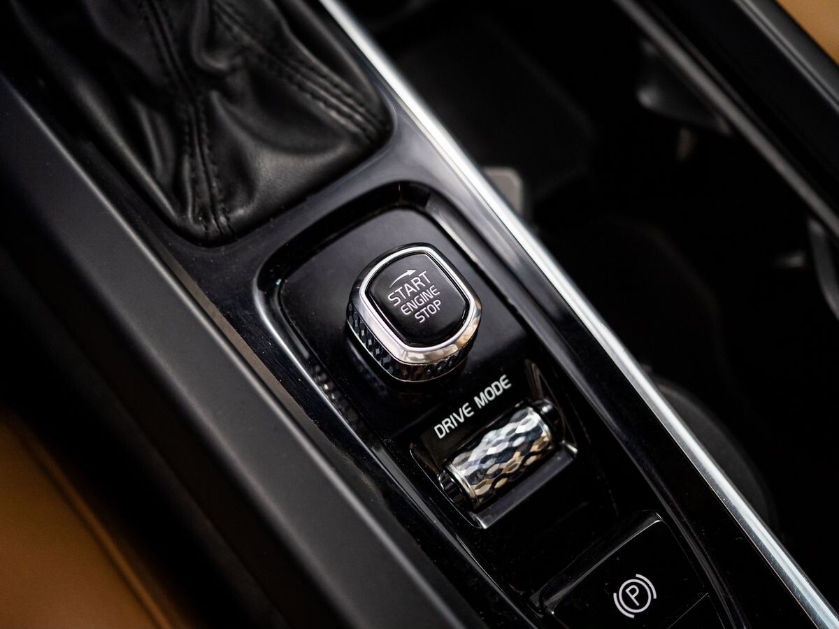 Volvo XC60 2018 - фото автомобиля