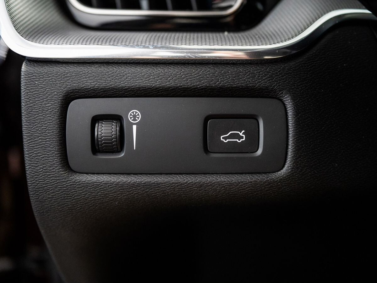 Volvo XC60 2018 - фото автомобиля