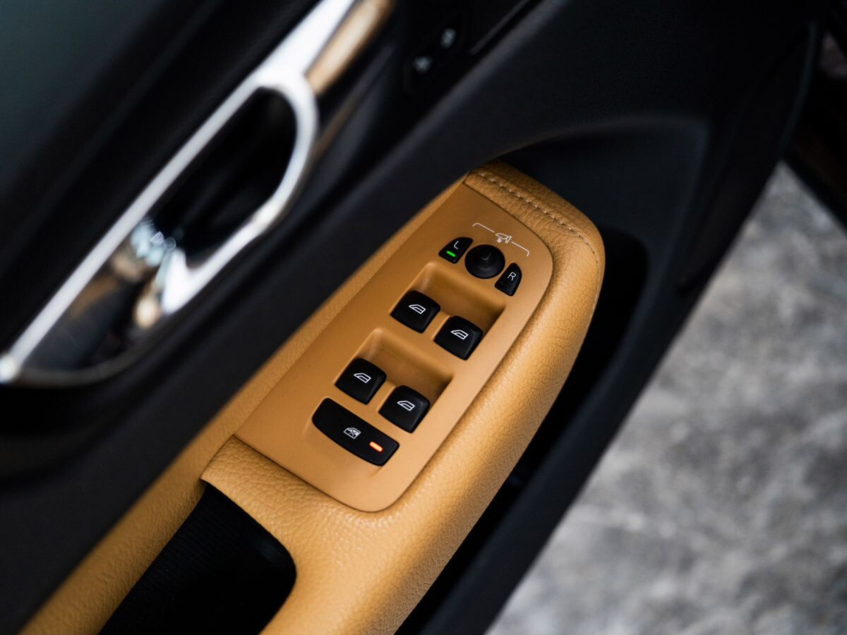 Volvo XC60 2018 - фото автомобиля