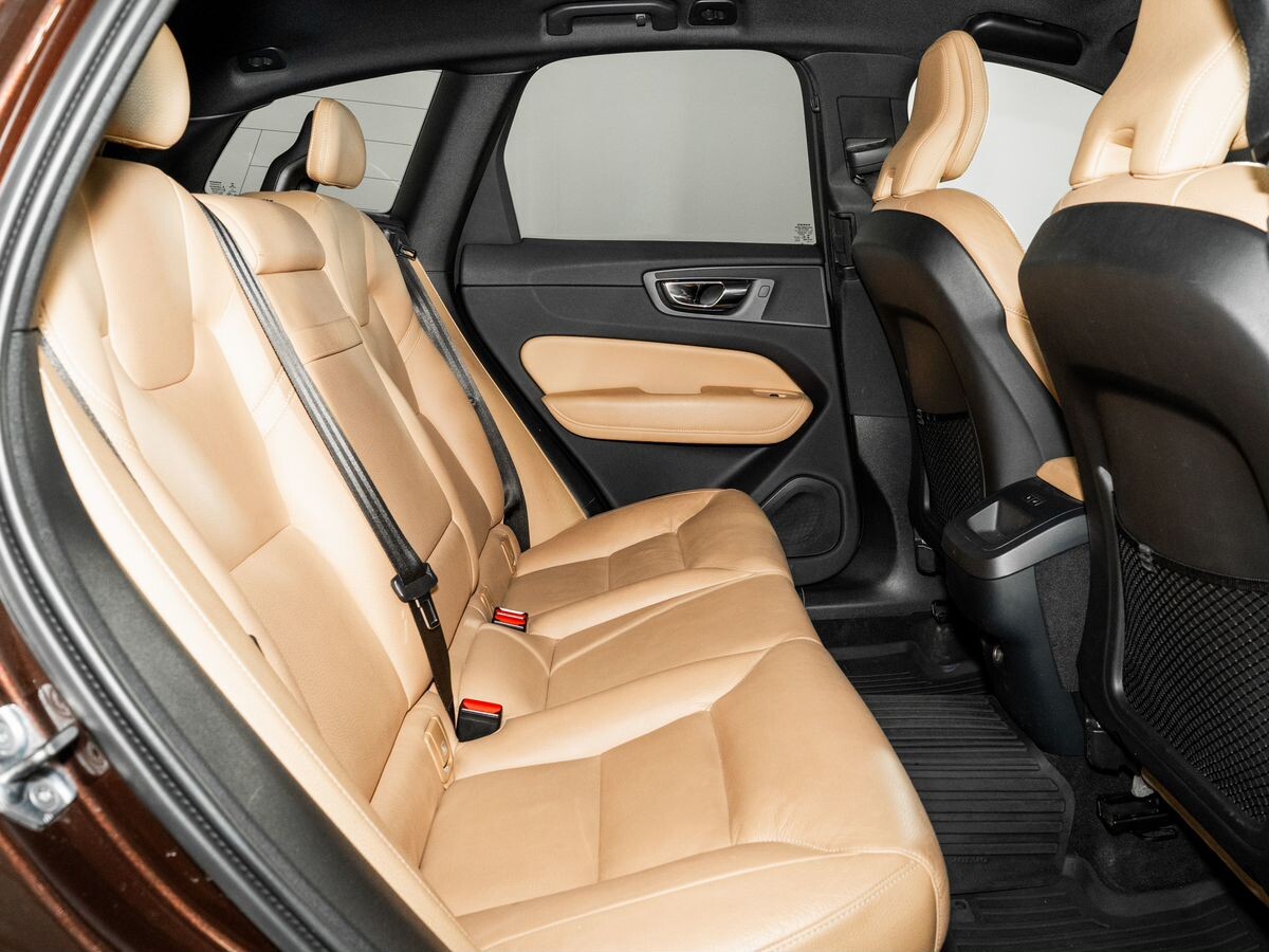 Volvo XC60 2018 - фото автомобиля