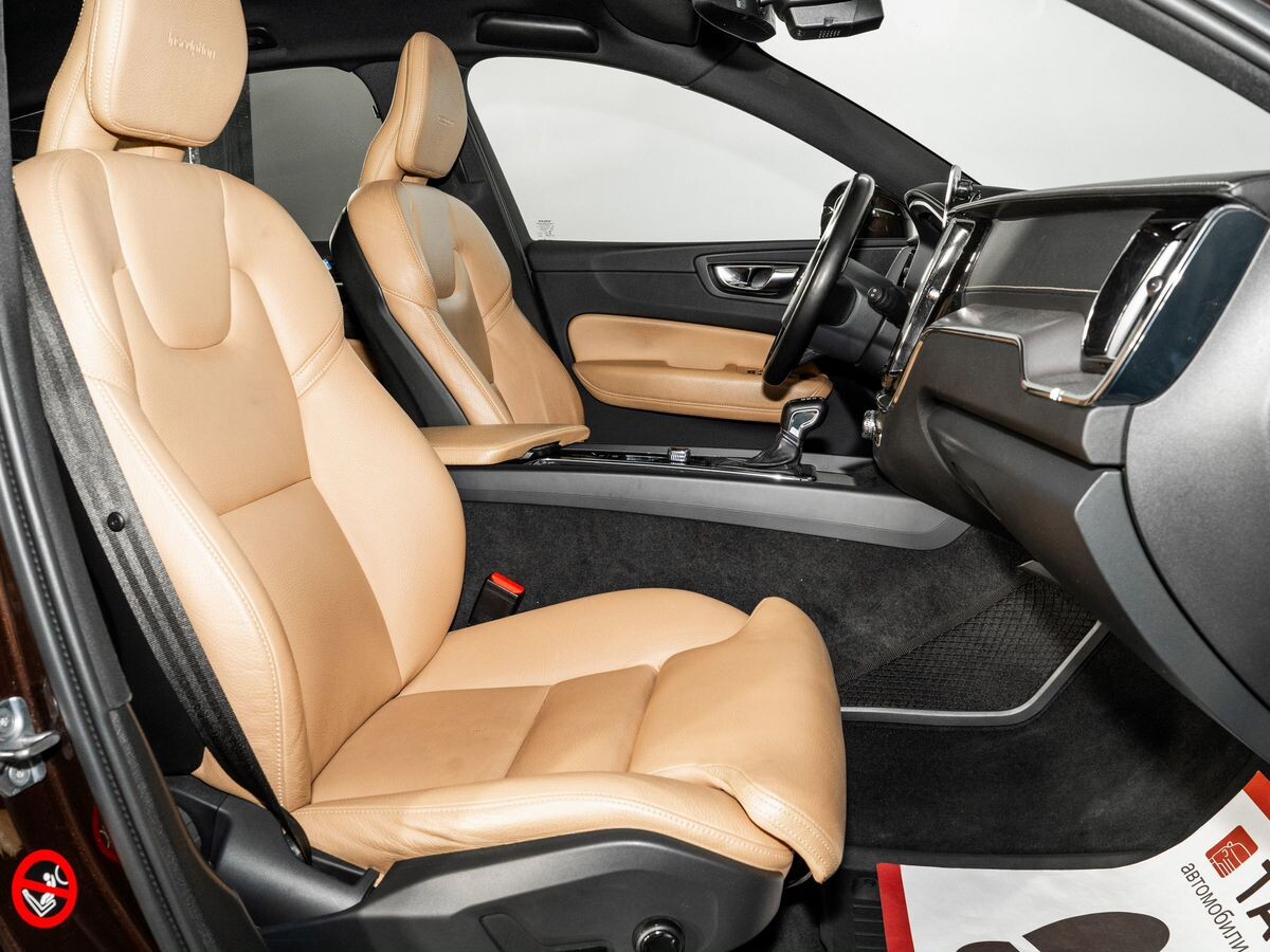 Volvo XC60 2018 - фото автомобиля