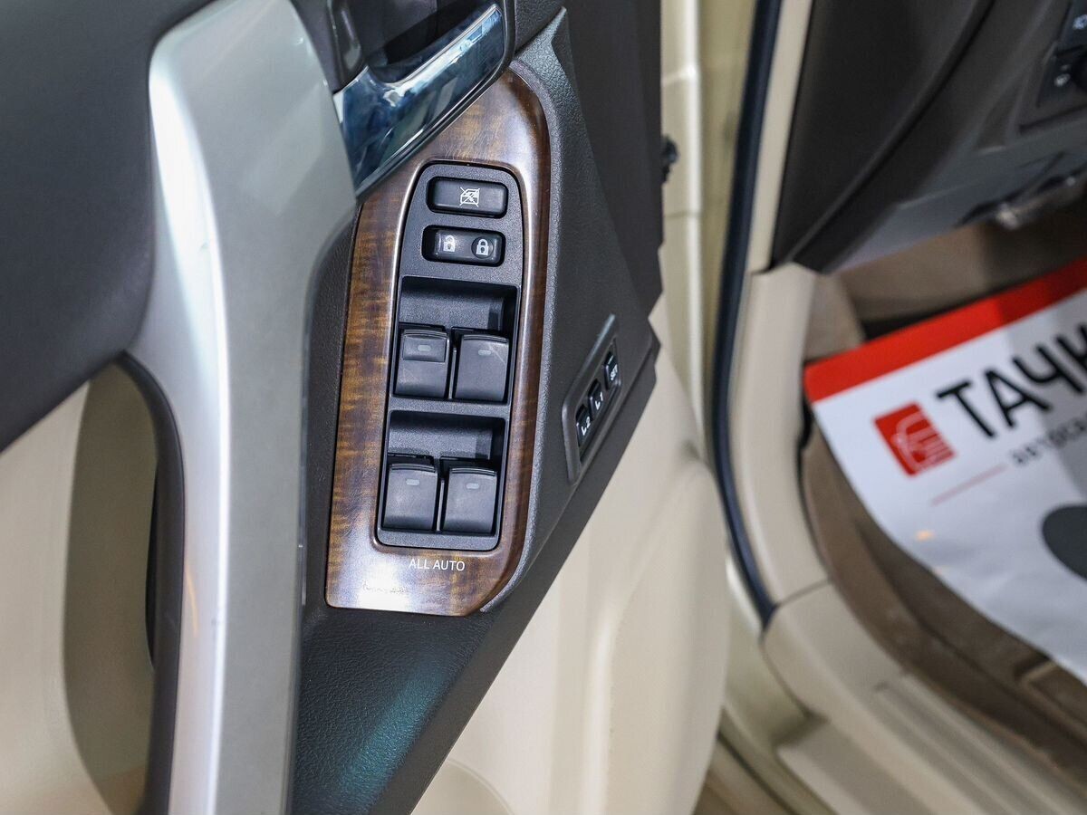 Toyota Land Cruiser Prado 2011 - фото автомобиля